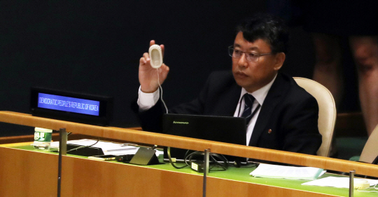 김인룡 유엔 주재 북한 차석대사가 24일 미국 뉴욕 유엔총회 회의장에서 문재인 대통령의 기조연설을 듣고 있다. 오는 30일 예정된 북한의 기조연설에는 김성 유엔 주재 북한 대사가 나설 것으로 알려졌다. 연합뉴스