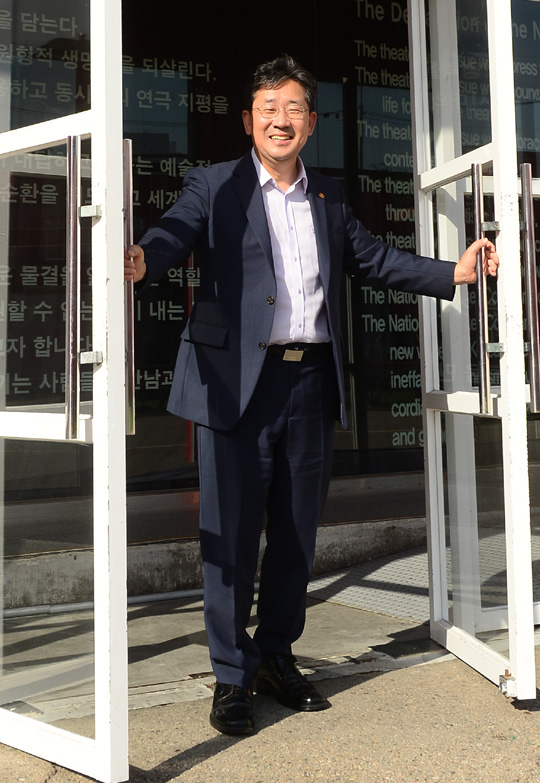 박양우 장관은 일상 속에서는 국민이 문화로 행복해지기를 바랐고, 산업적으로는 문화 콘텐츠가 우리 사회의 경제적 성장 동력이 되도록 실질적 정책을 펴나가겠다고 말했다.