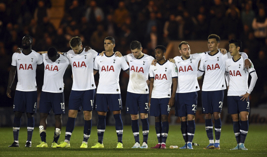 손흥민(오른쪽)을 비롯한 토트넘 홋스퍼 선수단이 25일 오전(한국시간) 영국 콜체스터의 잡서브 커뮤니티 스타디움에서 열린 콜체스터 유나이티드와의 카라바오컵 32강전에서 어깨동무를 하며 승부차기를 준비하고 있다.