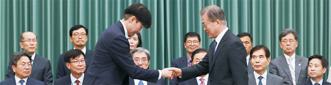 문재인 대통령이 지난 9일 청와대에서 조국 법무부 장관에게 임명장을 수여한 뒤 악수하고 있다. 문 대통령은 “의혹만으로 임명하지 않는다면 나쁜 선례가 될 것”이라며 임명을 강행했지만, 검찰 수사로 의혹의 실체가 하나씩 드러나면서 조국을 상징으로 하는 ‘문·조(文·曺) 정권’이 위기에 처했다는 관측이 나오고 있다. 뉴시스