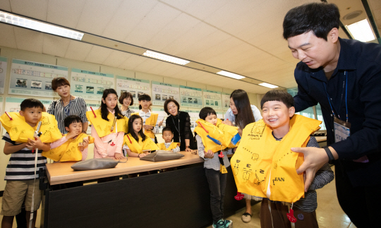 대한항공은 지난 20일 서울 강서구 공항동 본사에서 직원 자녀 1600여 명이 참여한 가운데 ‘패밀리 데이’ 행사를 열었다. 행사에 참여한 가족들이 각 부서에서 마련한 체험을 하며 즐거워하고 있다. 대한항공 제공