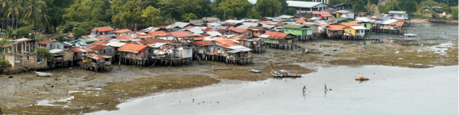 막탄섬에서 세부 본섬으로 건너가는 다리 옆의 수상가옥들. 땅이 없는 빈민들이 바다에 말뚝을 박아 집을 짓고 사는 곳이다.