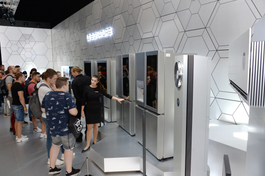 독일 베를린에서 열린 ‘국제가전박람회(IFA) 2019’에서 관람객들이 LG전자의 초프리미엄 가전 ‘LG 시그니처’를 관심 있게 살펴보고 있다.