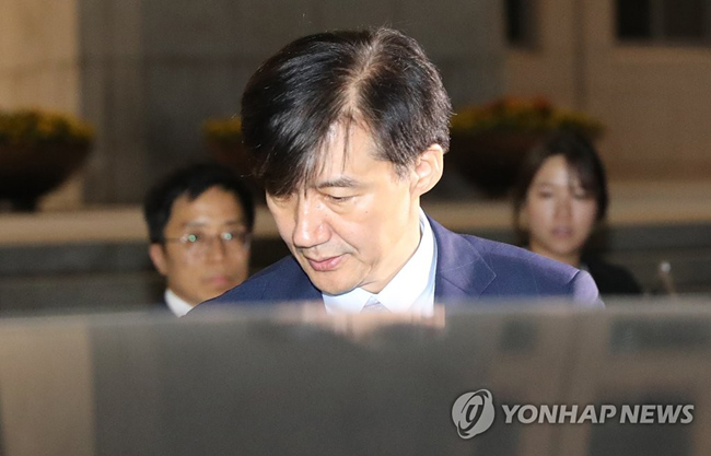 (서울=연합뉴스) 조국 법무부 장관이 26일 밤 국회 본회의 정치분야 대정부 질문을 마치고 국회 본청을 나서 승용차에 오르고 있다. 2019.9.26