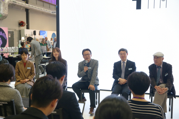 26일(현지시각) 스웨덴 예테보리에서 개막한 2019 예테보리 국제도서전에 참여한 국내 작가들이 주빈국관에서 질의 응답을 하고 있다. 왼쪽부터 김숨 작가, 김금희 작가, 김언수 작가, 김사인 한국문학번역원장, 현기영 작가.  한국출판문화협회 제공