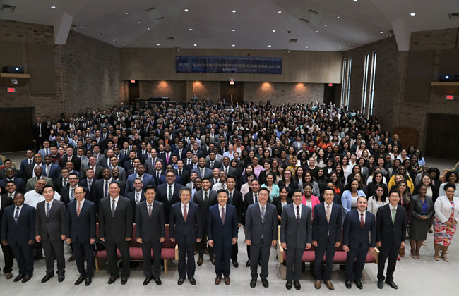 미국 TX 댈러스 하나님의 교회 헌당기념예배를 마친 후 교회 관계자들과 신도들이 기념촬영을 하고 있다. 하나님의 교회 제공