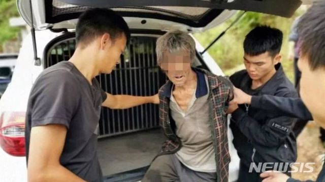 【서울=뉴시스】17년 간 경찰의 추적을 피해 동굴에 숨어 살던 쑹장이라는 63살의 중국 탈옥법이 드론을 이용해 은신처 추적에 나선 경찰에 의해 체포돼 재수감됐다. 쑹장이 중국 경찰에 체포돼 연행되는 모습. <사진 출처 : 융산경찰서> 2019.9.30