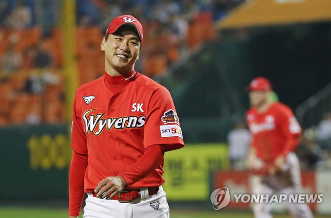 (대전=연합뉴스) 30일 대전 한화생명이글스파크에서 열린 프로야구 한화 이글스와 SK 와이번스의 경기. 4회말 한화 공격을 막아낸 SK 김광현이 미소를 짓고 있다. 2019.9.30