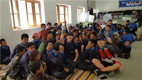 고려대 호형호제 프로젝트팀 학생들이 파키스탄 칸데학교 학생들과 함께 파이팅을 외치고 있다. 고려대 호형호제 프로젝트팀 제공