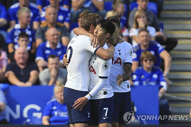 포옹하는 케인과 손흥민 [AP=연합뉴스]