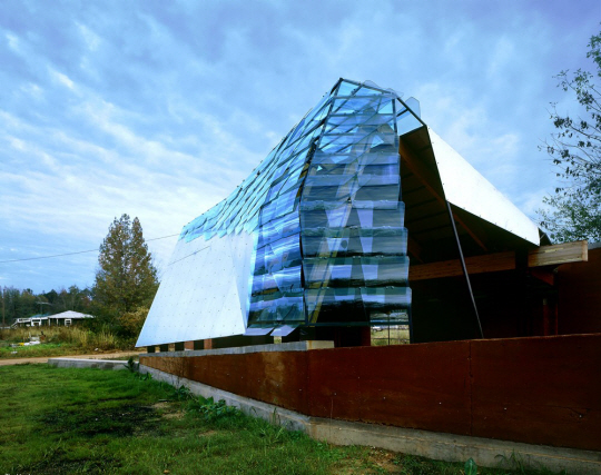 지붕은 학생이 상품으로 받아온 쉐보레 자동차 유리 80장으로 만들어졌다.  @Forrest Fulton Architecture