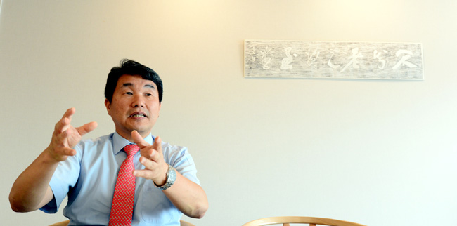 이주호 전 교육과학기술부 장관이 9월 30일 서울 종로구 신문로 J캠퍼스에서 가진 문화일보와의 인터뷰에서 국가별 교육 혁신 성과를 한눈에 보여주는 미국 싱크탱크 브루킹스연구소의 ‘세계 교육 혁신 지도’(아래)를 보여주면서 세계 흐름과 동떨어진 채 제로에 가까운 한국 교육 혁신의 현주소에 대해 설파하고 있다.