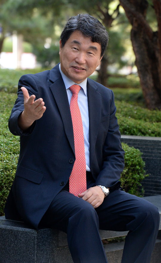 유엔 교직발전위원회(EWI) 위원장을 맡고 있는 이주호 전 장관은 나흘 전에 유엔 총회를 다녀왔다며 “EWI 차원에서 차세대 교육 모델인 ‘하이테크, 하이터치’ 학습 모델의 세계 전파를 위한 4대 허브 국가를 정했는데, 한국이 포함돼 개인적으로 뿌듯하게 생각한다”고 말했다. 미래학자 폰 네이스비츠가 그의 저서 ‘메가 트렌드’에서 하이테크, 하이터치 개념을 처음 소개했다.