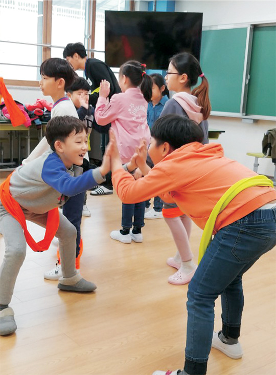 배곧누리초등학교 학생들이 지난 5월 교실에서 씨름을 응용한 놀이창작 활동 과정에서 직접 놀이를 즐기고 있다. 초록우산어린이재단 제공