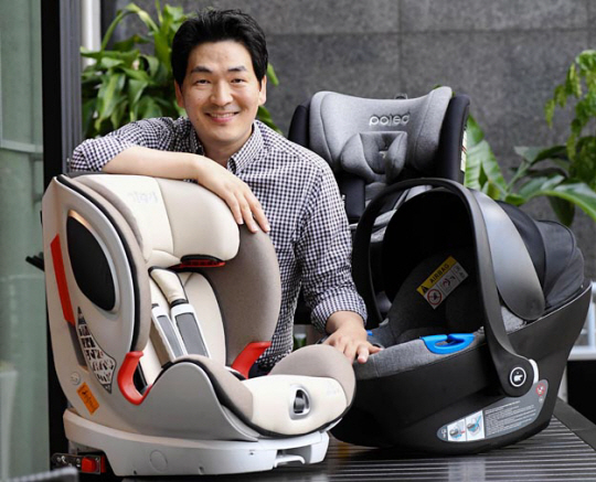 현대자동차 스타트업으로 출발해 성공적으로 독립한 카시트 업체 ‘폴레드’의 이형무 대표가 지난 9월 23일 서울 강남구 역삼동 본사 테라스에서 자사 카시트 제품을 소개하며 활짝 웃고 있다.  현대차 제공