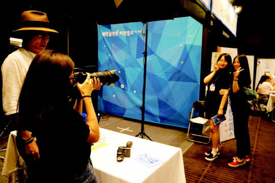 일송학원은 법인 재정으로 신림종합복지관을 설립·운영한 공로를 인정받아 1999년 개관한 관악구립 신림종합사회복지관 운영을 맡게 된다.  학교법인일송학원 제공