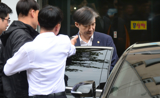 20대 국회 국정감사의 핵심 쟁점으로 ‘조국 법무부 장관 사태’가 떠오른 2일 오전 조 장관이 서울 서초구 방배동 자택을 나와 출근하고 있다.