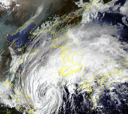 2일 오전 천리안 위성을 통해 본 제18호 태풍 ‘미탁’의 영향으로 한반도는 물론 동북아시아 전역이 비구름대에 휩싸여 있다. 미탁은 이날 오후 제주를 지나 3일 자정쯤 전남 목포 부근에 상륙할 것으로 예보됐다. 기상청은 “남부 지역에는 최대 500㎜의 장대비가 쏟아질 것”이라고 밝혔다.  기상청 제공