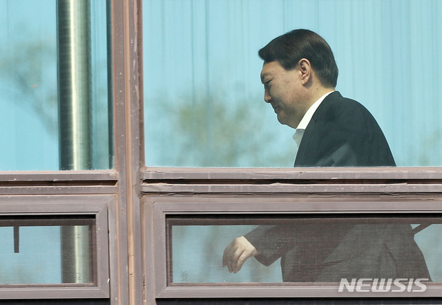 【서울=뉴시스】 윤석열 검찰총장이 지난달 30일 오후 서울 서초구 대검찰청에서 점심식사를 하기 위해 구내식당으로 향하고 있다. 2019.09.30.