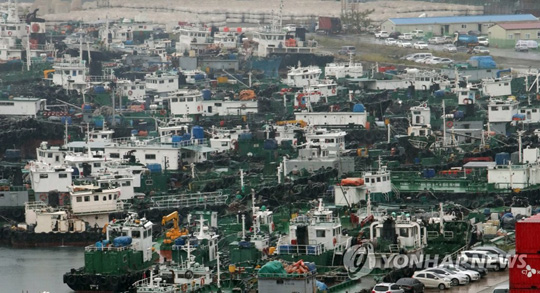 (부산=연합뉴스)  제18호 태풍 ‘미탁’(MITAG)이 북상 중인 1일 부산 동구 부산항 5부두(관공선 부두)에 선박이 가득하다. 미탁은 개천절인 3일 우리나라를 강타할 것으로 보인다. 2019.10.1