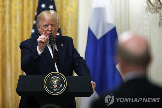 기자 질문에 답변하는 도널드 트럼프 미국 대통령 [AP=연합뉴스]