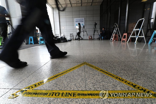 (서울=연합뉴스)  3일 서울 서초동 중앙지검 현관 앞에서 취재진이 정경심 교수가 조사를 마치고 나오기를 기다리고 있다. 2019.10.3