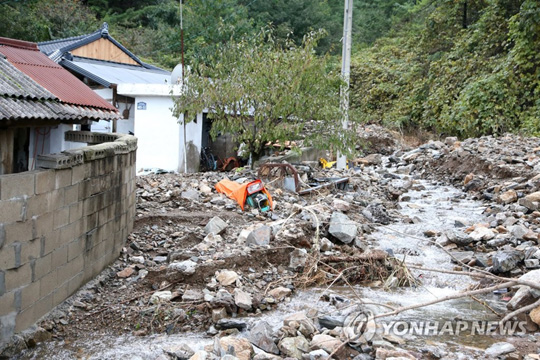 (울진=연합뉴스)  3일 경북 울진군 매화면 금매2리에서 태풍 ‘미탁’ 영향으로 많은 비가 내려 마을 뒷산에서 흙과 돌이 무더기로 쏟아져 길을 메웠다. 2019.10.3