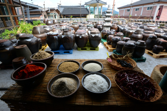 전통장 농촌문화학교에서 준비한 고추장 만들기 체험에 필요한 재료들.