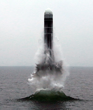 북한이 지난 2일 강원도 원산만 북동쪽 해상에서 발사한 신형 잠수함발사탄도미사일(SLBM) ‘북극성-3형’이 수면 위로 솟구쳐 오르는 모습을 조선중앙통신이 3일 전했다.  연합뉴스