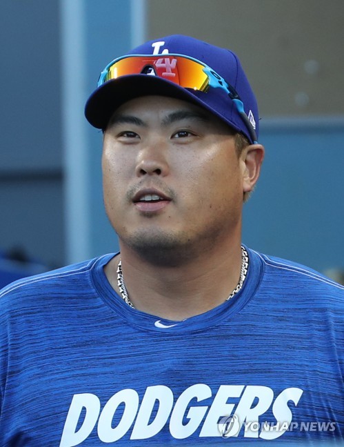 (로스앤젤레스=연합뉴스) 미국프로야구 메이저리그(MLB) 디비전시리즈 개막을 하루 앞둔 2일(현지 시간) 오후 로스앤젤레스 스타디움에서 열린 다저스 훈련에서 류현진이 훈련을 마친 뒤 경기장을 나서고 있다. 2019.10.3