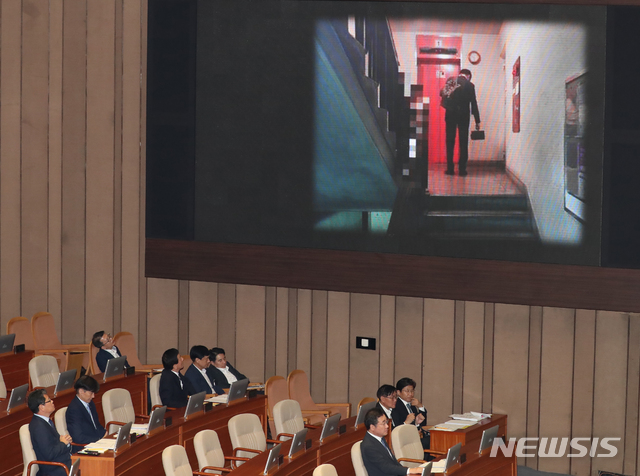 【서울=뉴시스】지난달 26일 오후 서울 여의도 국회 본회의장에서 열린 정치분야 대정부질문에서 김철민 더불어민주당 의원이 SNS에 올려진 조국 법무부 장관의 생일 케이크를 든 모습의 사진을 전광판을 통해 보여주고 있다. 2019.09.26.