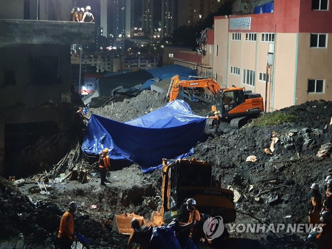 (부산=연합뉴스) 4일 오후 부산 사하구 구평동 산사태 현장에서 소방대원들이 마지막 네 번째 매몰자가 발견된 곳에 천막을 치고 수습작업을 벌이고 있다. 2019.10.4 [부산경찰청]