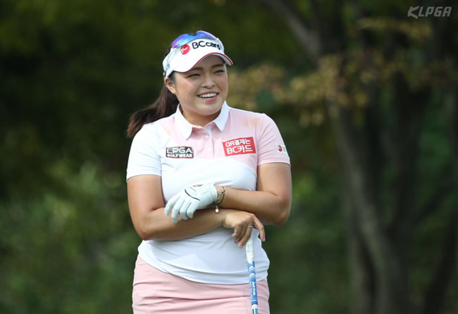(서울=연합뉴스) 4일 인천 스카이72 오션코스에서 열린 KLPGA 투어 하나금융그룹 챔피언십 2라운드 중 장하나가 5번 홀 티샷 전 코스를 살펴보고 있다.  [KLPGA 제공]