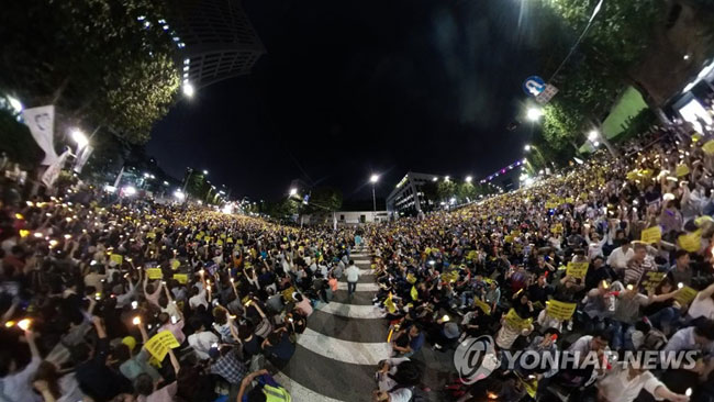 (서울=연합뉴스) 지난달 28일 오후 서울 서초구 서초동 서울중앙지검 앞에서 열린 검찰 개혁 촛불 문화제에서 참석자들이 구호를 외치고 있다. 2019.9.28