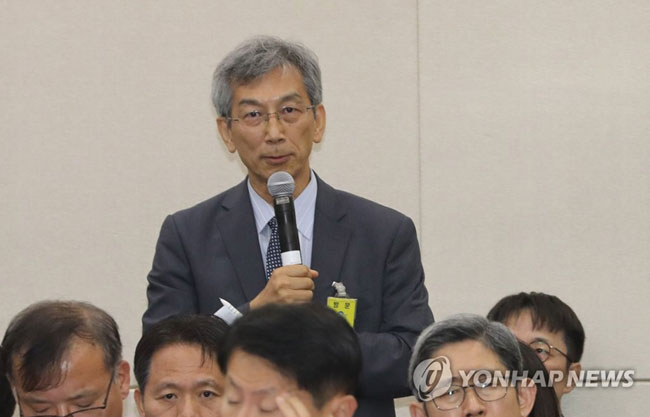 (서울=연합뉴스) 서정욱 서울대 병리학과 교수가 4일 오후 국회 보건복지위 국정감사에서 참고인으로 출석해 조국 법무부 장관 딸 조민씨가 제1저자로 등재됐던 의학논문 관련 의원 질의에 답변하고 있다. 2019.10.4