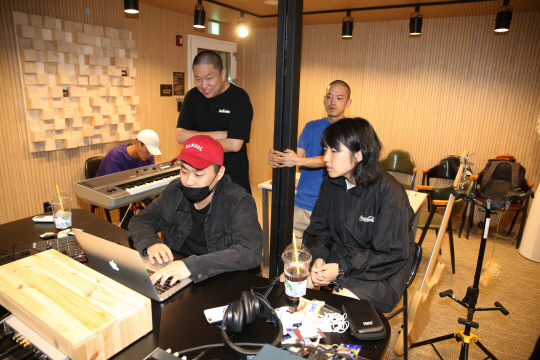 지난 4일 서울 도봉구 오픈창동 스튜디오 종합 작곡실에서 프로듀서 화지(뒷줄 가운데)와 젊은 음악인들이 공동으로 음원을 제작하고 있다.  도봉구청 제공