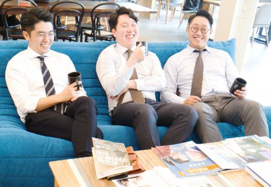 펜타오의 창업자들인 이종호(가운데) 대표, 유용래(오른쪽) 이사, 이호준 이사가 서울 강남구 도곡동 사무실에서 금융 관련 이야기를 나누며 웃고 있다.  펜타오 제공