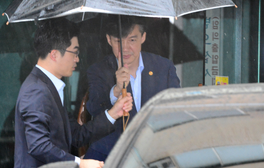 조국 법무부 장관이 7일 오전 정부과천청사로 출근하기 위해 서울 서초구 방배동 자택을 나서고 있다.