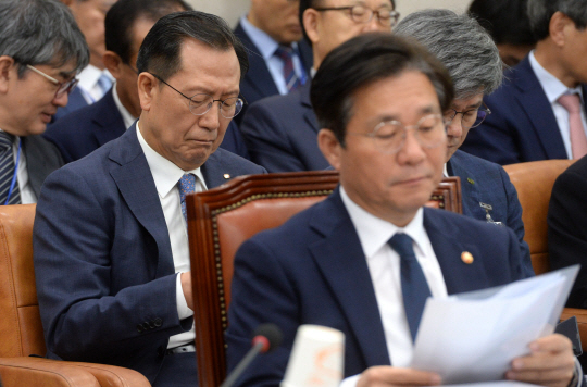 성윤모(앞) 산업통상자원부 장관과 김종갑(뒤) 한국전력 사장이 7일 국회 산업통상자원중소벤처기업위원회의 산업통상자원부 국정감사에서 의원들의 질의를 들으며 굳은 표정으로 자료를 살펴보고 있다.  김선규 기자