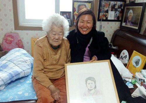 김금숙(오른쪽) 만화작가가 지난해 작품 탄생에 도움을 준 일본군 위안부 피해자 이옥선 할머니를 찾아 그림을 선물하고 있다.  김금숙 작가 제공