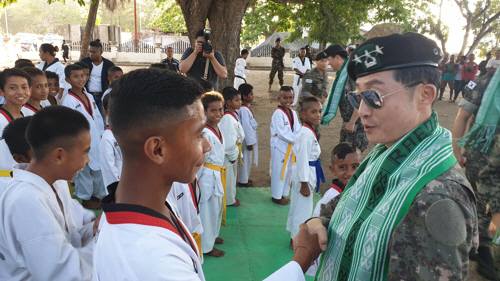지난 6일 18년만에 동티모르를 찾아 태권도를 수련하는 현지인들과 인사하는 이석구 국방대 총장. 주동티모르 한국대사관 제공