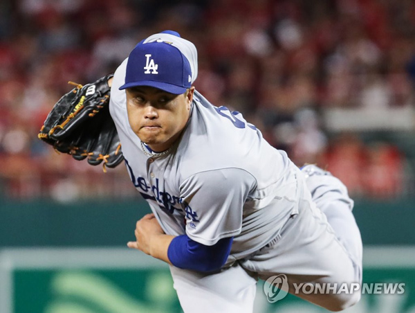 (워싱턴=연합뉴스)  LA다저스의 류현진이 6일(현지시간) 오후 워싱턴 D.C. 내셔널스파크에서 열린 미국프로야구 메이저리그(MLB) 내셔널리그 디비전시리즈 3차전 로스앤젤레스 다저스와 워싱턴 내셔널스와의 경기에서 4회말 역투하고 있다.
