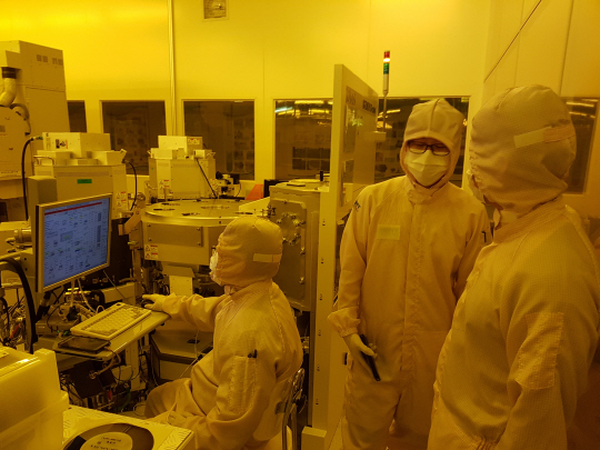 첨단기술사업화센터가 들어서는 포스텍 나노융합기술원에서 연구원들이 첨단 소자 제조 공정작업을 하고 있다.  포스텍 나노융합기술원 제공
