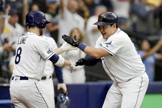 탬파베이 레이스의 최지만이 8일 오전(한국시간) 미국 플로리다주 세인트피터즈버그의 트로피카나필드에서 열린 메이저리그 아메리칸리그 디비전시리즈 3차전에서 3회 말 솔로홈런을 날린 뒤 동료 브랜던 로와 세리머니를 펼치고 있다.  AP연합뉴스