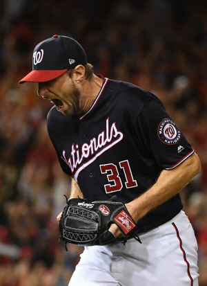 워싱턴 내셔널스의 맥스 셔저가 8일 오전(한국시간) 미국 워싱턴 DC 내셔널스파크에서 열린 LA 다저스와의 메이저리그 내셔널리그 디비전시리즈 4차전에서 7회 초 만루 위기를 넘긴 뒤 환호하고 있다. UPI연합뉴스