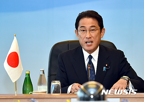 【도쿄=AP/뉴시스】기시다 후미오(岸田文雄) 일본 자민당 정조회장이 외무상이던 지난 2016년 8월24일 도쿄 외무성에서 열린 한중일 외교장관회담에 앞서 개회사를 하고 있다.