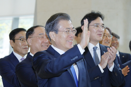 문재인 대통령이 10일 오전 충남 아산 삼성디스플레이 아산공장에서 열린 삼성디스플레이 신규 투자 및 상생협력 협약식에 이재용(왼쪽 네 번째) 삼성전자 부회장과 홍남기(〃 두 번째) 부총리 겸 기획재정부 장관과 함께 참석, 삼성 임직원들에게 손을 들어 인사하고 있다. 연합뉴스