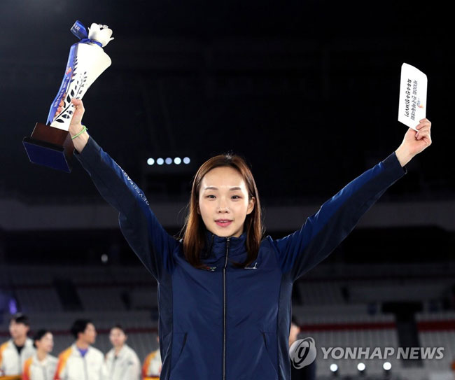 (서울=연합뉴스) 10일 오후 서울 송파구 잠실종합운동장에서 열린 제100회 전국체육대회 폐막식에서 대회 MVP를 차지한 김서영이 포즈를 취하고 있다. 2019.10.10 [대한체육회 제공]
