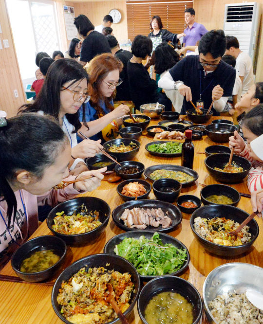참여자들이 동백기름을 두른 톳비빔밥을 먹고 있는 모습.  김낙중 기자