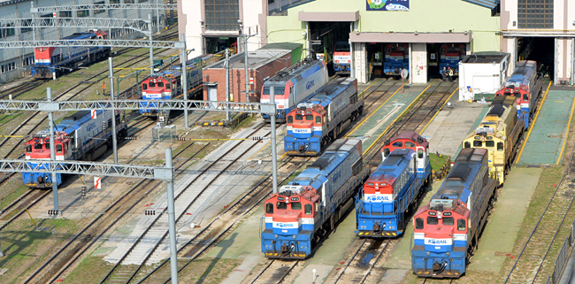 철도노조가 3일간 한시적 파업에 들어간 11일 오전 서울 마포구 상암동 수색차량기지에 운행을 멈춘 기관차량들이 늘어서 있다.